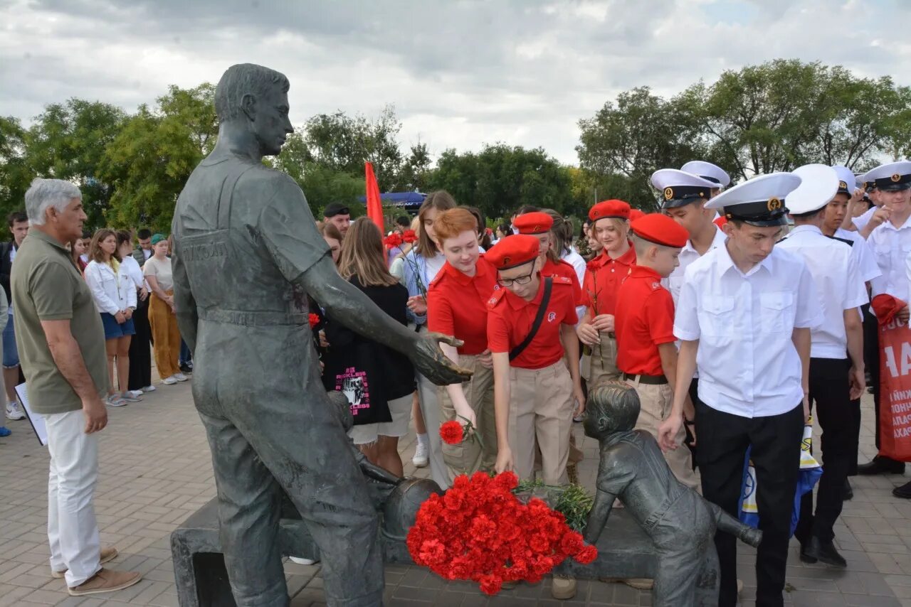 Семья возлагает цветы. Почтим память погибших минутой молчания. Астрахань возложение цветов фото. Астрахань террористы 2017. Минута молчания в память о теракте