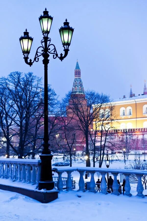 Зимний вечер в москве. Улицы москвы зимой вечером. Москва зимой. Манежная площадь санкт-петербург. Вечерняя москва зимой.