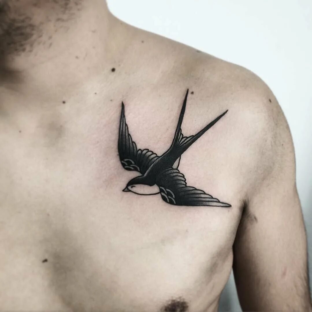 татуировка ласточка на груди. тату ласточка у мужчин. тату ласточки на ключице. тату ласточка значение для мужчины. ламточка на шейн тату.
