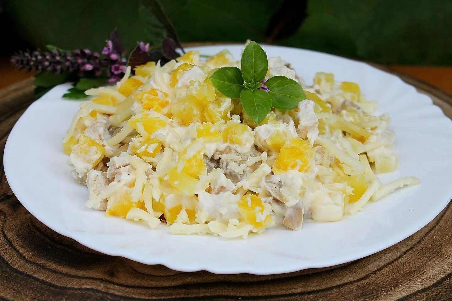 Салат Викинг с ананасом и курицей и шампиньонами. Салат "Викинг" с курицей и ананасами. Куриный салат с ананасами. Салат с ананасом и курицей и сыром.