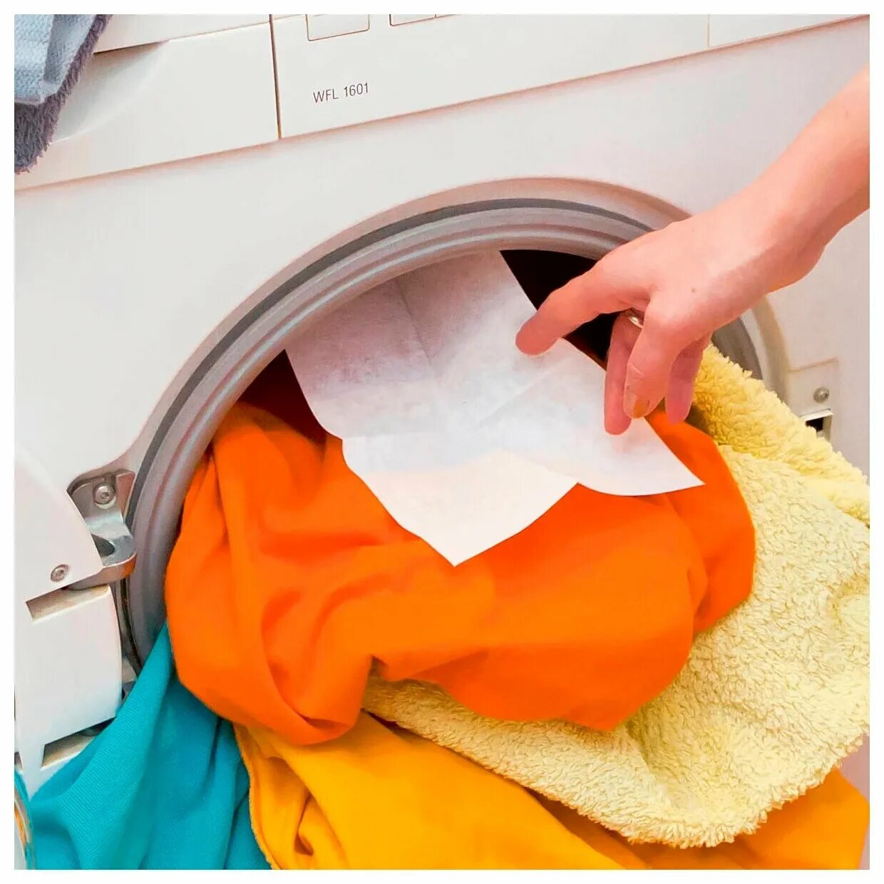 Стирка в стиральной машинке. Цветное белье стирка. Paterra салфетки для стирки. Стиральная машина. Цветная ткань стирка.