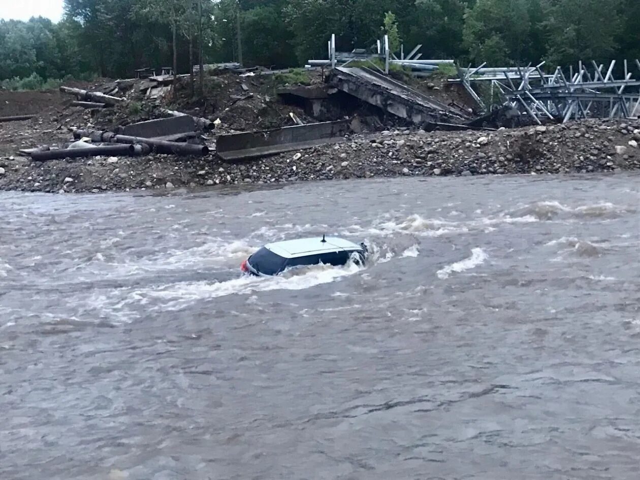 Машину смыло водой