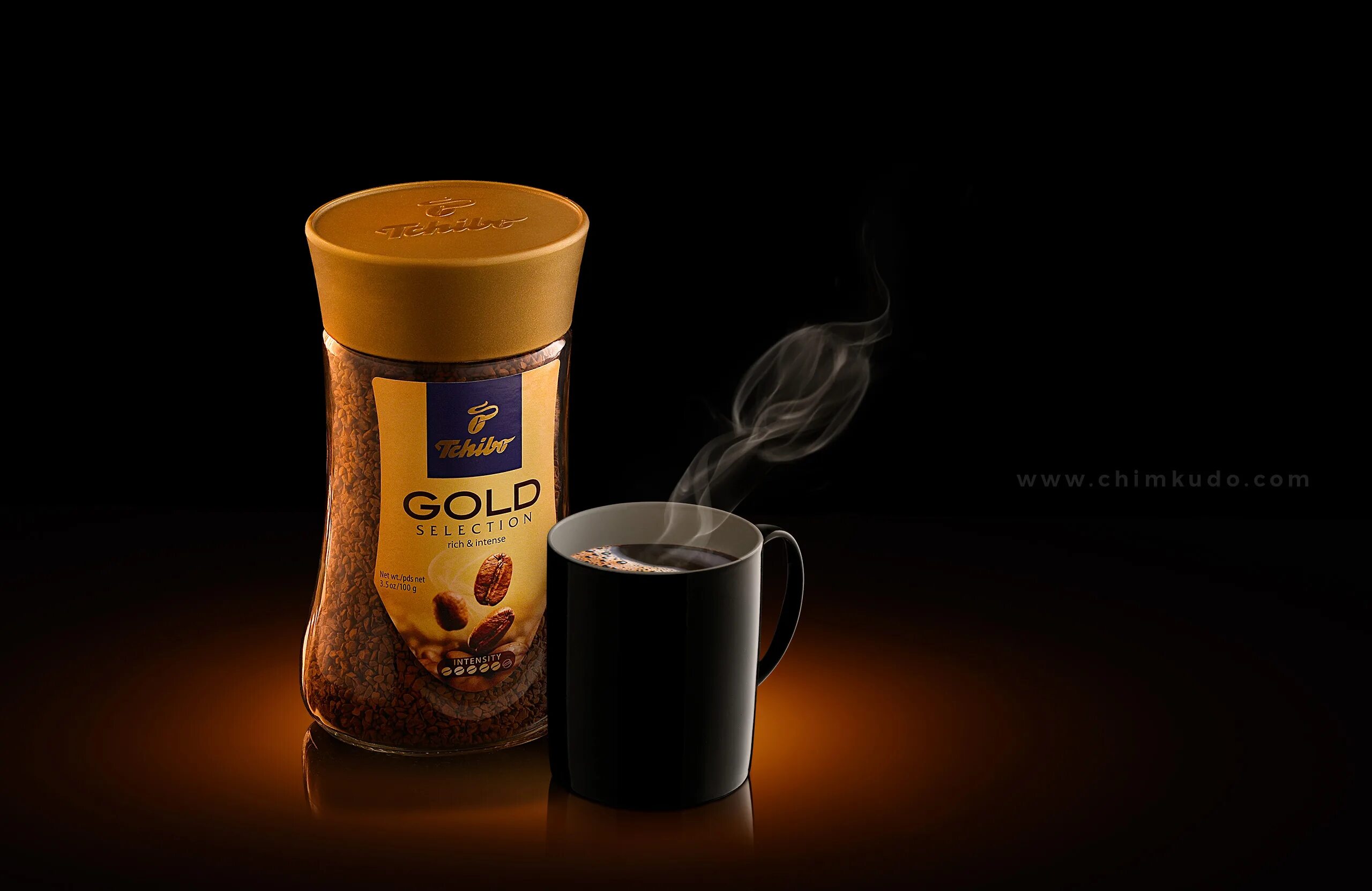 Рекламирует кофе. Кофе Tchibo Gold. Реклама кофе. Креативная реклама кофе. Реклама кафt.