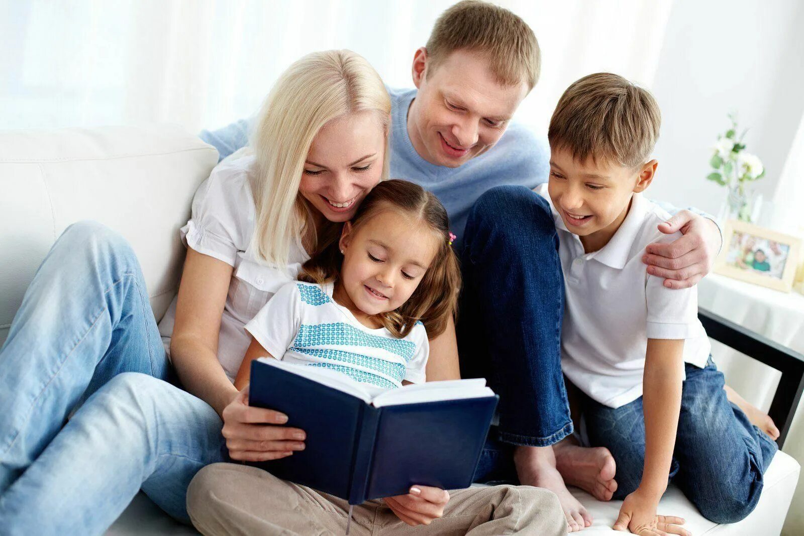 Книга в кругу семьи. Ребенок в семье. Родители и дети. Воспитание ребенка. Современная семья.