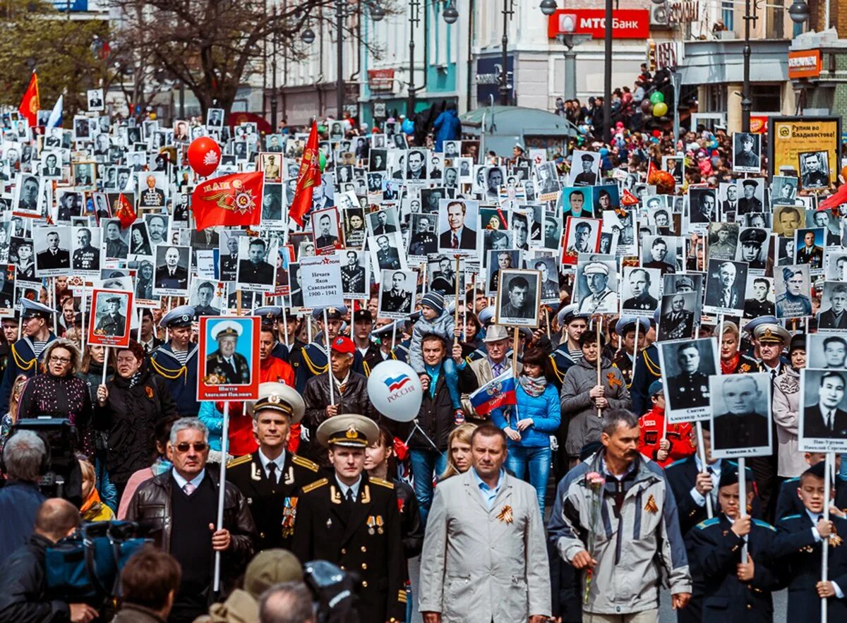 Бессмертный полк на улицах страны вновь. День Победы шествие Бессмертного полка. Шествие на 9 мая Бессмертный полк. Россия шествие Бессмертного полка. Парад Победы Бессмертный полк.