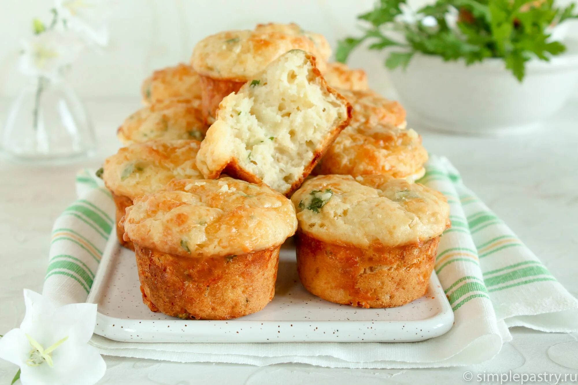 Закусочные кексы с сыром. Сырные маффины. кексы с сыром. куриные маффины. маффины с курицей и сыром.
