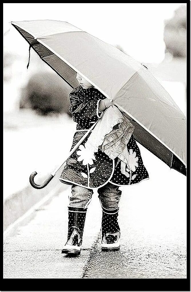 Малыш с зонтиком. Зонт для детей. Дети под зонтом. Зонт белый на фотосессии. Am walking in the rain