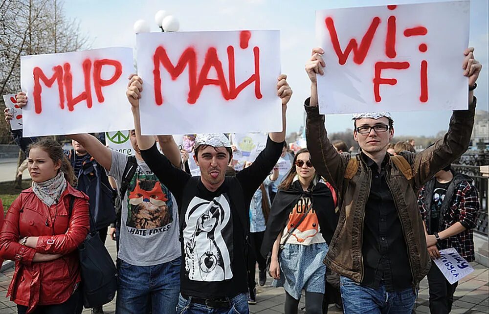 Май 1 новосибирск. Демонстранты с плакатами. Митинг с плакатами. Монстрация 1 мая. Лозунги на демонстрациях.