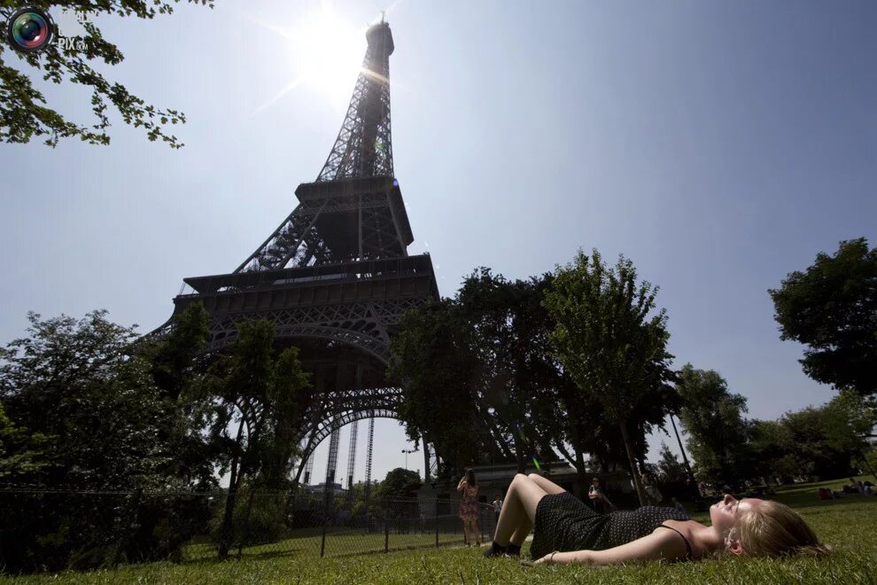 Рейчел Холлис фото в Париже. Эйфелева башня девушка. Около эльфивой башни.
