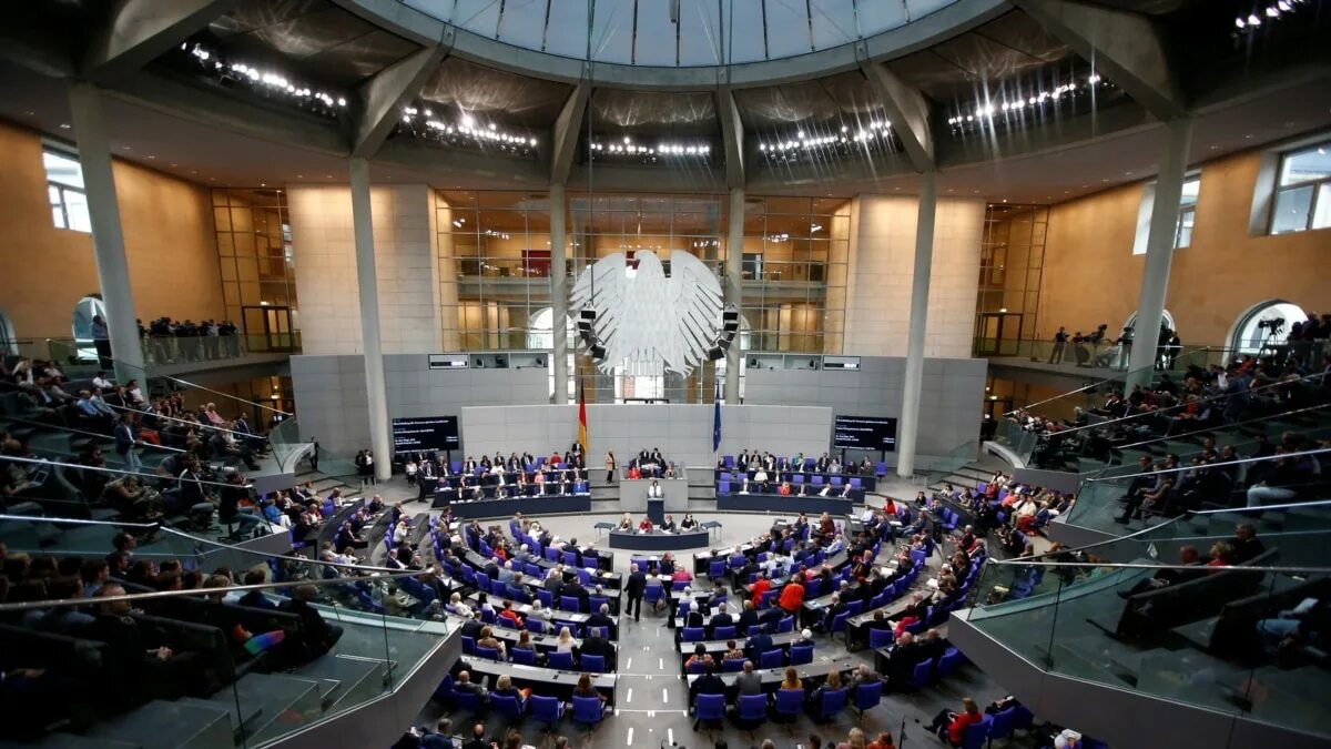 Палата парламента фрг 9 букв. Берлин рейхстаг зал заседаний бундестаг. Палата парламента фрг 9 букв. Бундесрат фрг. Бундестаг фрг.