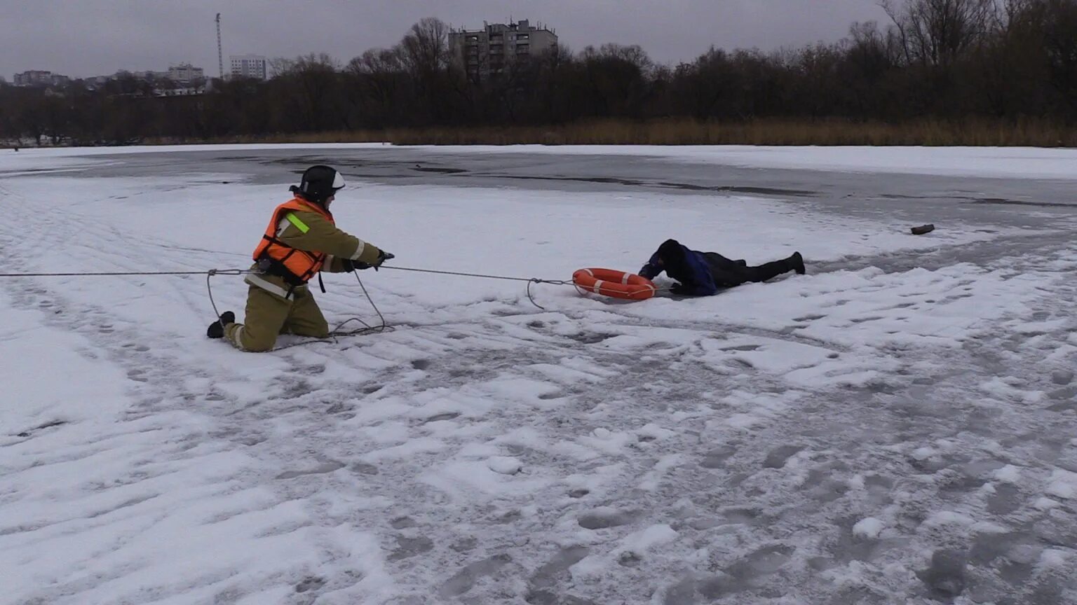 Провалился под лед бирск. Провалился под лед бирск. Вытаскивают машину из под льда. Машина во льду. Провалился под лед бирск.