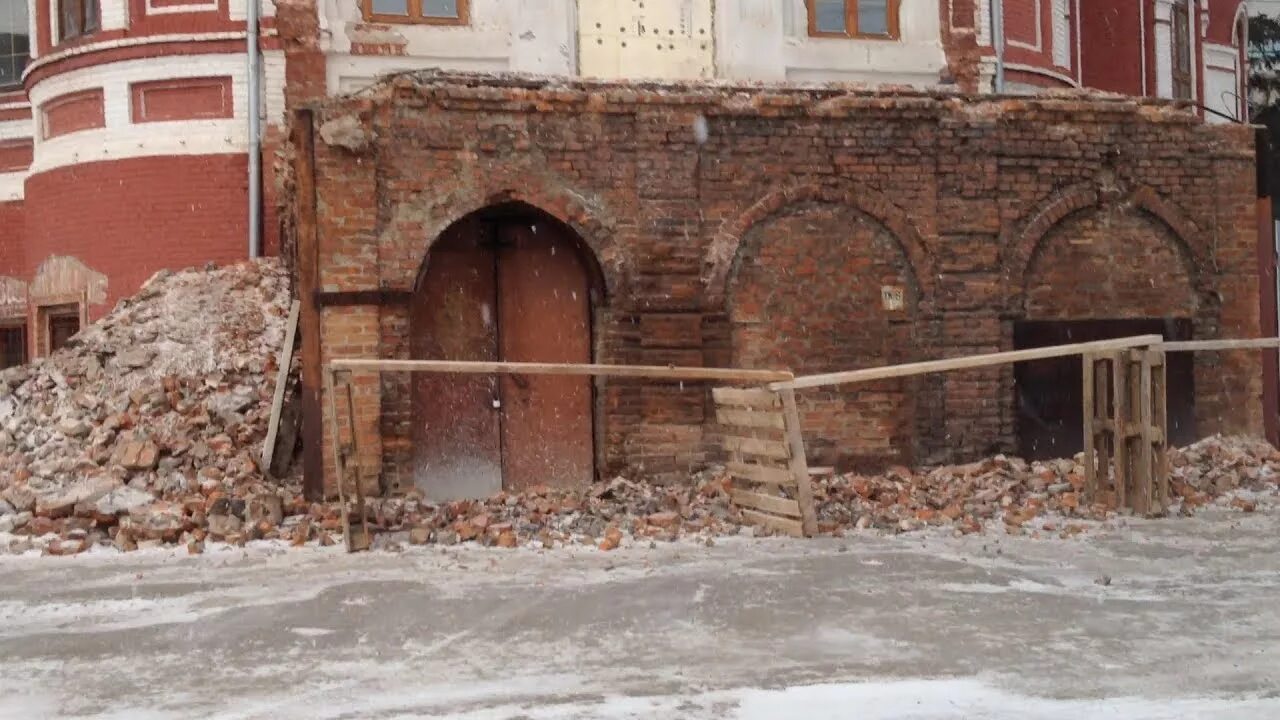 Откопанные здания в городах. Закопанный новосибирск. Политехнический музей в москве этажи под землей. Засыпанные первые этажи зданий. Засыпанные здания.
