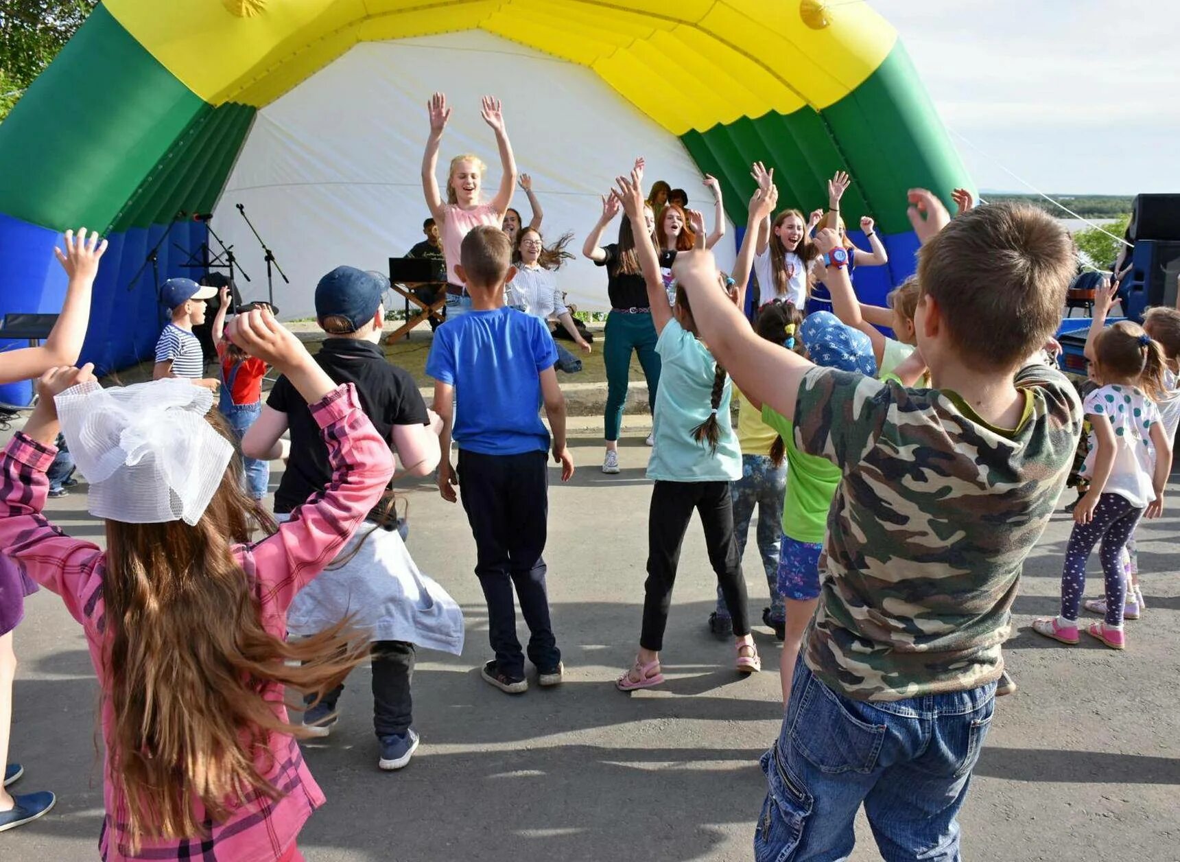 Молодежные игры. Спортивные развлечения. С праздником молодежи. Молодежный праздник. Молодежные интерактивные площадки.