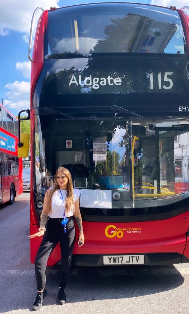 водитель автобуса. женщина-водитель школьного автобуса. женщины водители автобусов екатеринбург. девушка водитель автобуса. какой женщина автобуса.