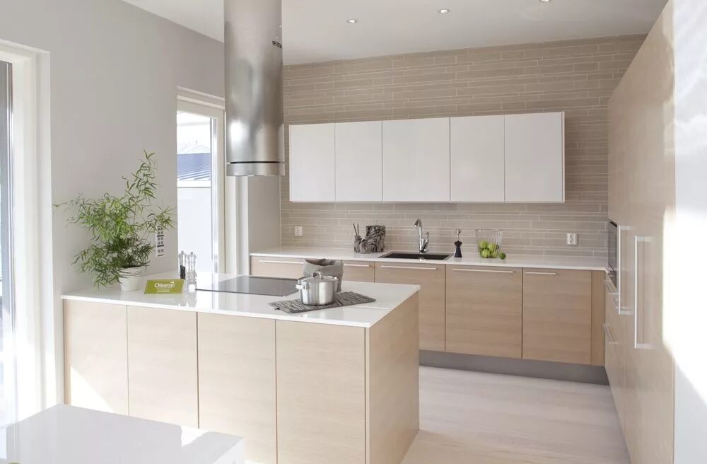 Бело бежевая кухня. Светло бежевая кухня. Кухни в бежевых тонах интерьер современный 10кв. Кухня в светлых тонах в современном стиле. Бежевые кухни.