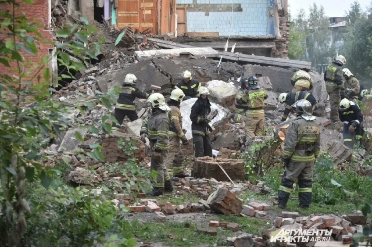 Омск обрушение дома 12 августа. Рухнул дом. Обрушение пятиэтажного здания. Обрушение стены дома. Обвал здания в Омске.