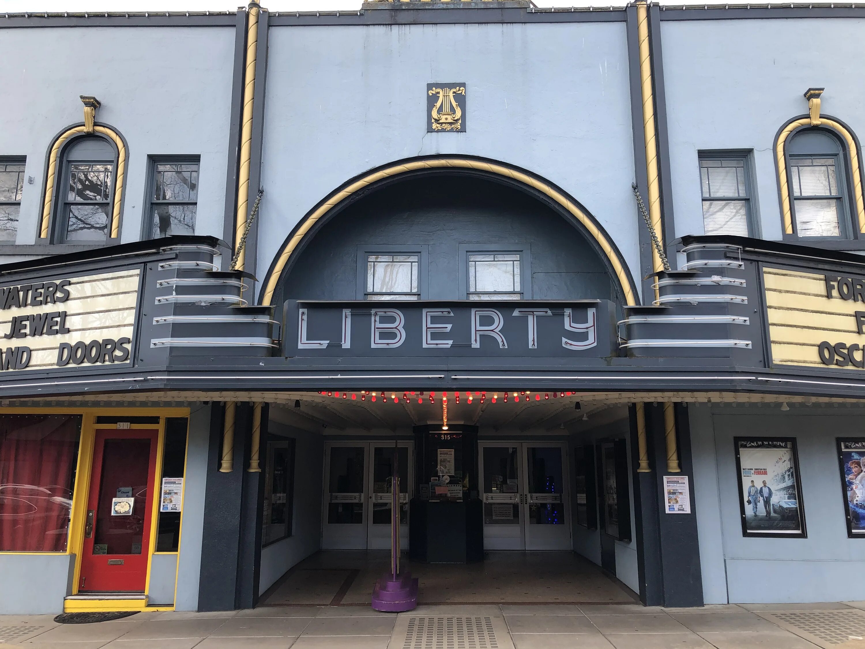 Либерти набережные челны. Liberty Theatre Тбилиси. Бродвей театр внутри. Театр в Вашингтоне. Либерти театр Москва.