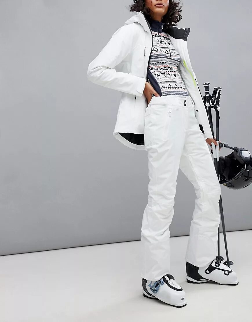 Спортивные куртка брюки. Томми Хилфигер комбинезон горнолыжный. Богнер горнолыжные костюмы 2022-2023. Helly Hansen горнолыжный костюм белый. Горнолыжный костюм Баленсиага.