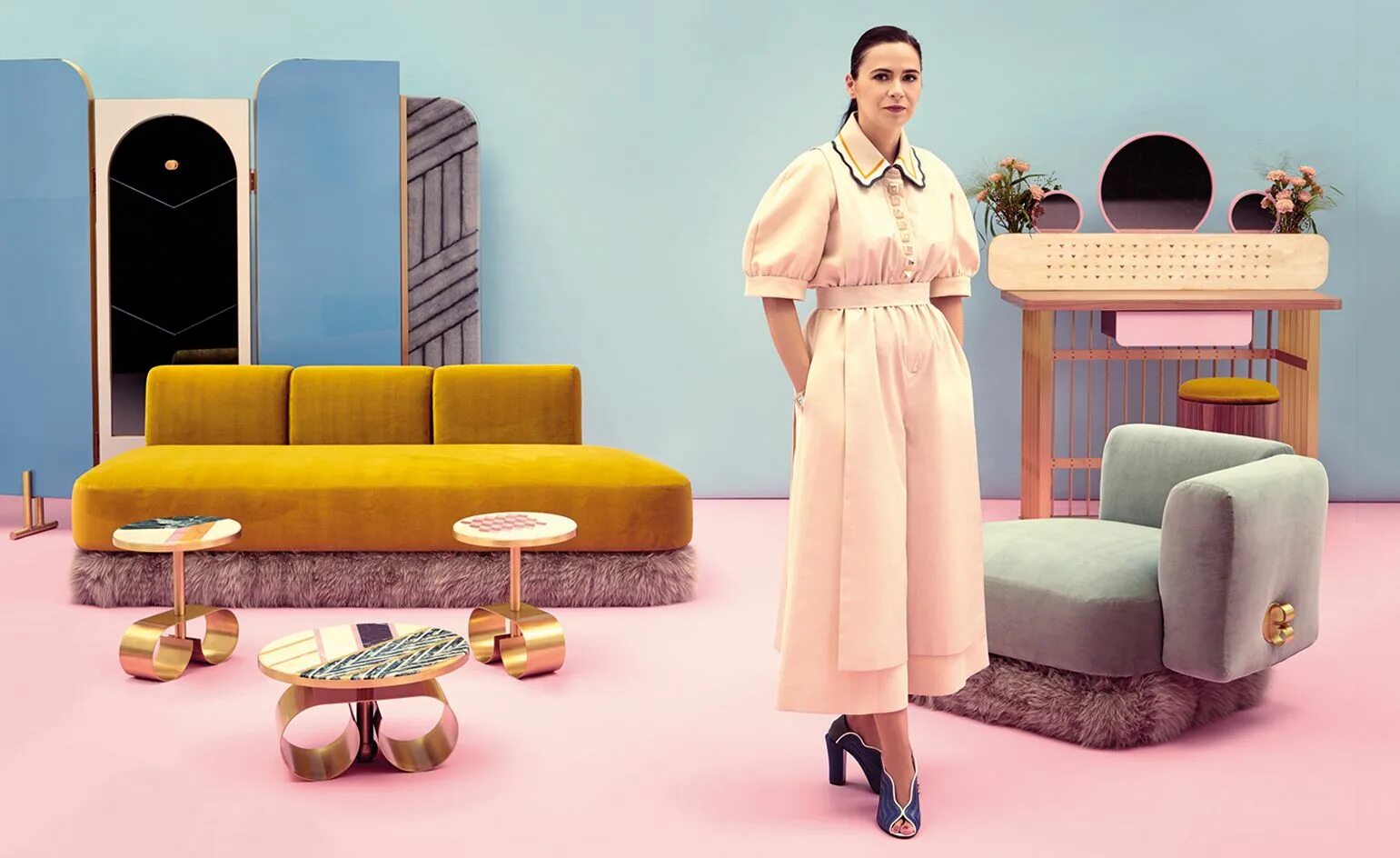 Jim irvin furniture brilliant minds. Поднимает диван. Джоанна гейнс дом с подвохом. Заносим мебель. She the furniture in her.