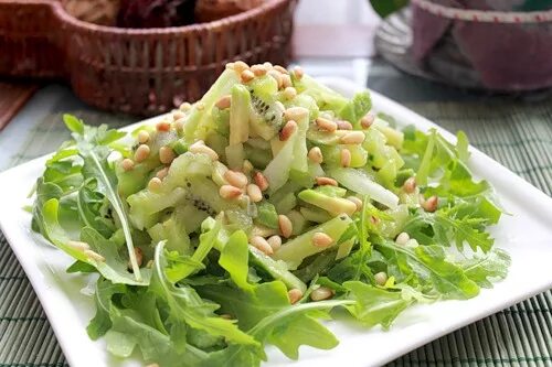 Салат с кедровыми орехами. Вкусный салат с кедровыми орешками. Руккола с кедровыми орешками. Рецепт салата с кедровыми. Салат с кедровыми орешками рецепт.