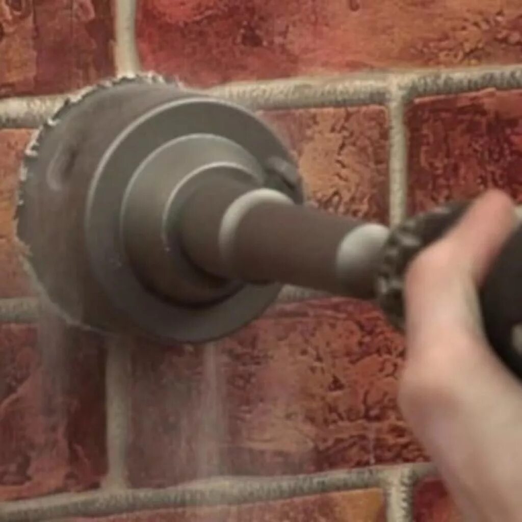 Отверстия для труб в стене. Пробивка отверстий в кирпичной стене 120 мм. Просверлить отверстие в бетонной стене 120 мм. Высверлить отверстие для трубы диаметром 110 мм. Инструмент для проделывания отверстий 200 мм в кирпичной стене.