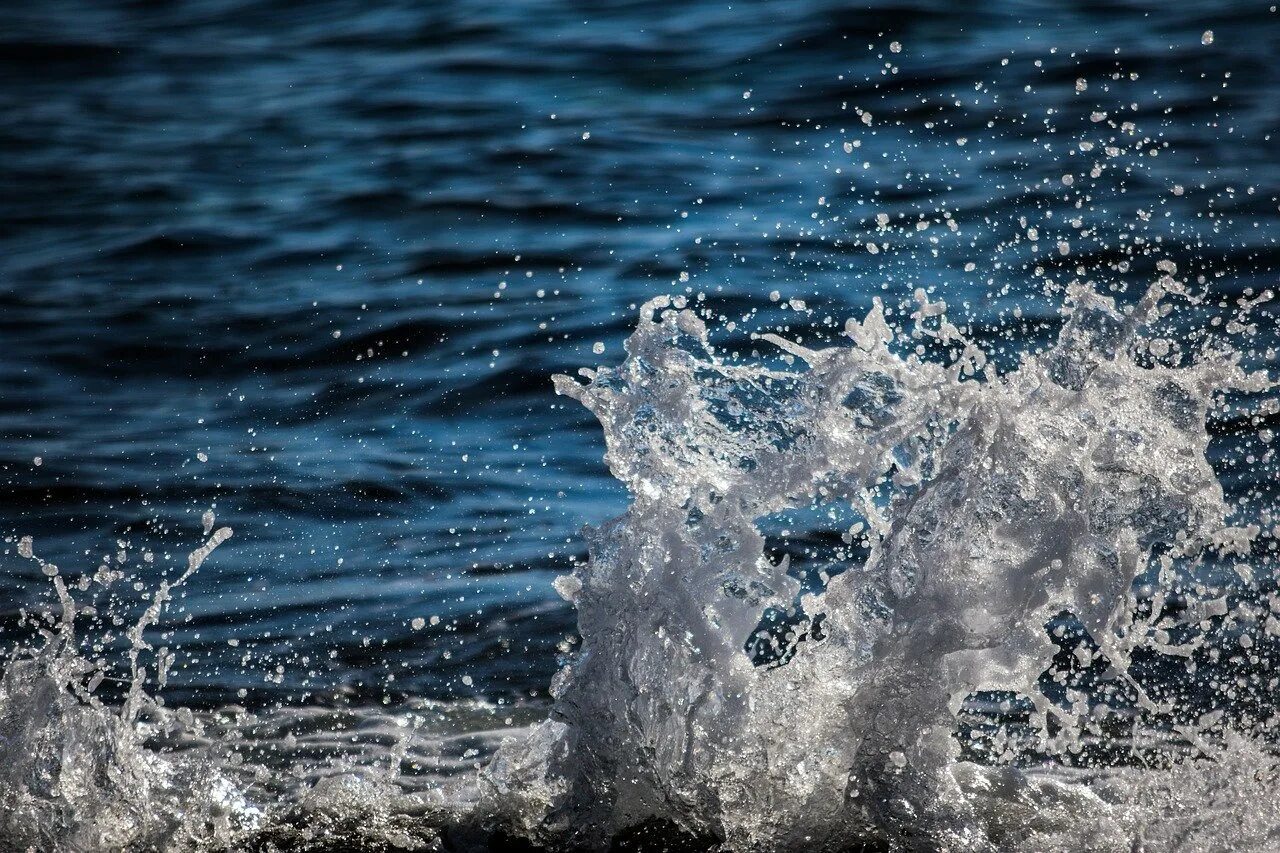 Вода в море прогревается. Брызги воды. всплеск воды. брызги моря. вода фото.