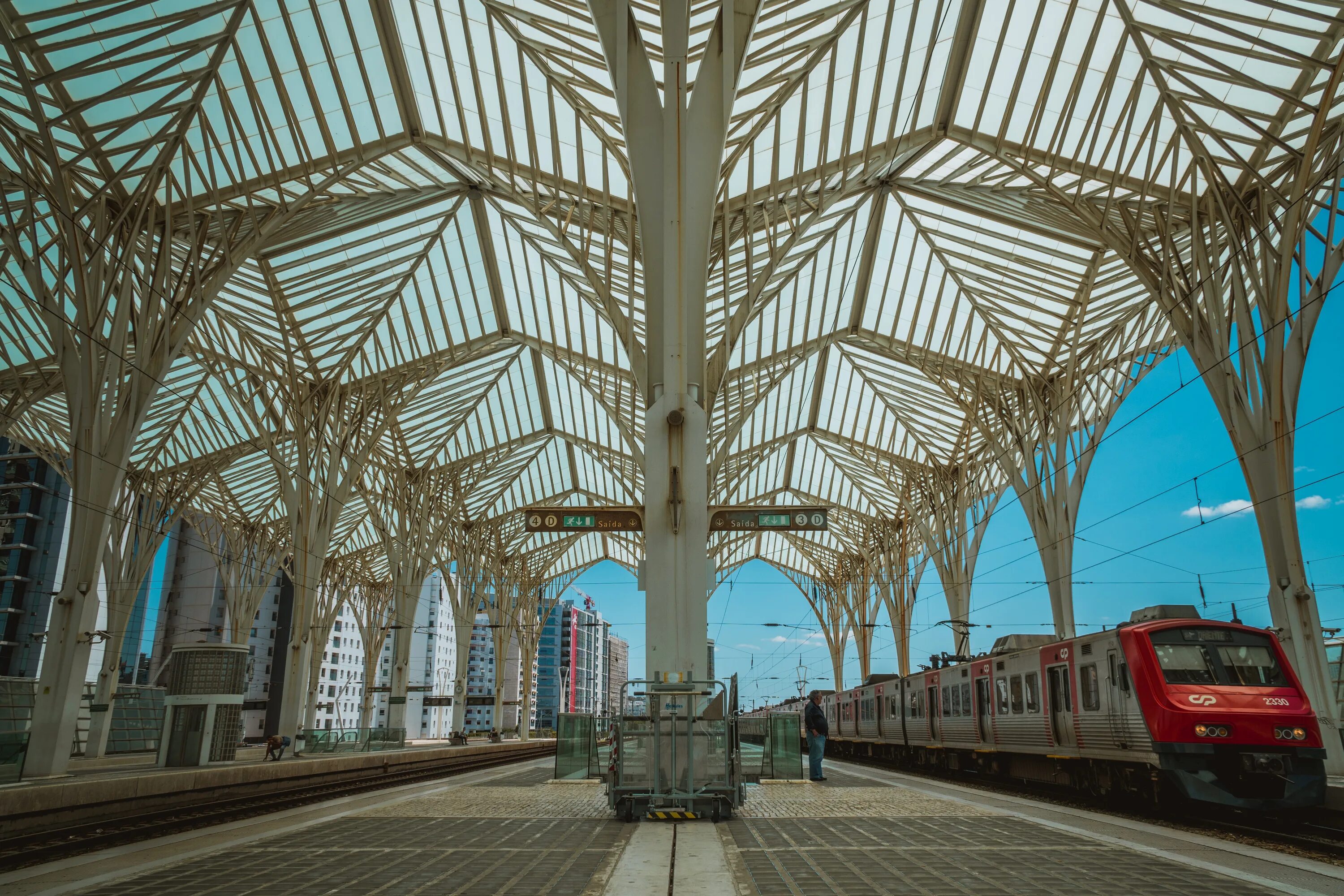 Калатрава Лиссабон вокзал. Railway Station building. Пересекающиеся прямые в архитектуре и строительстве. Train Station building.