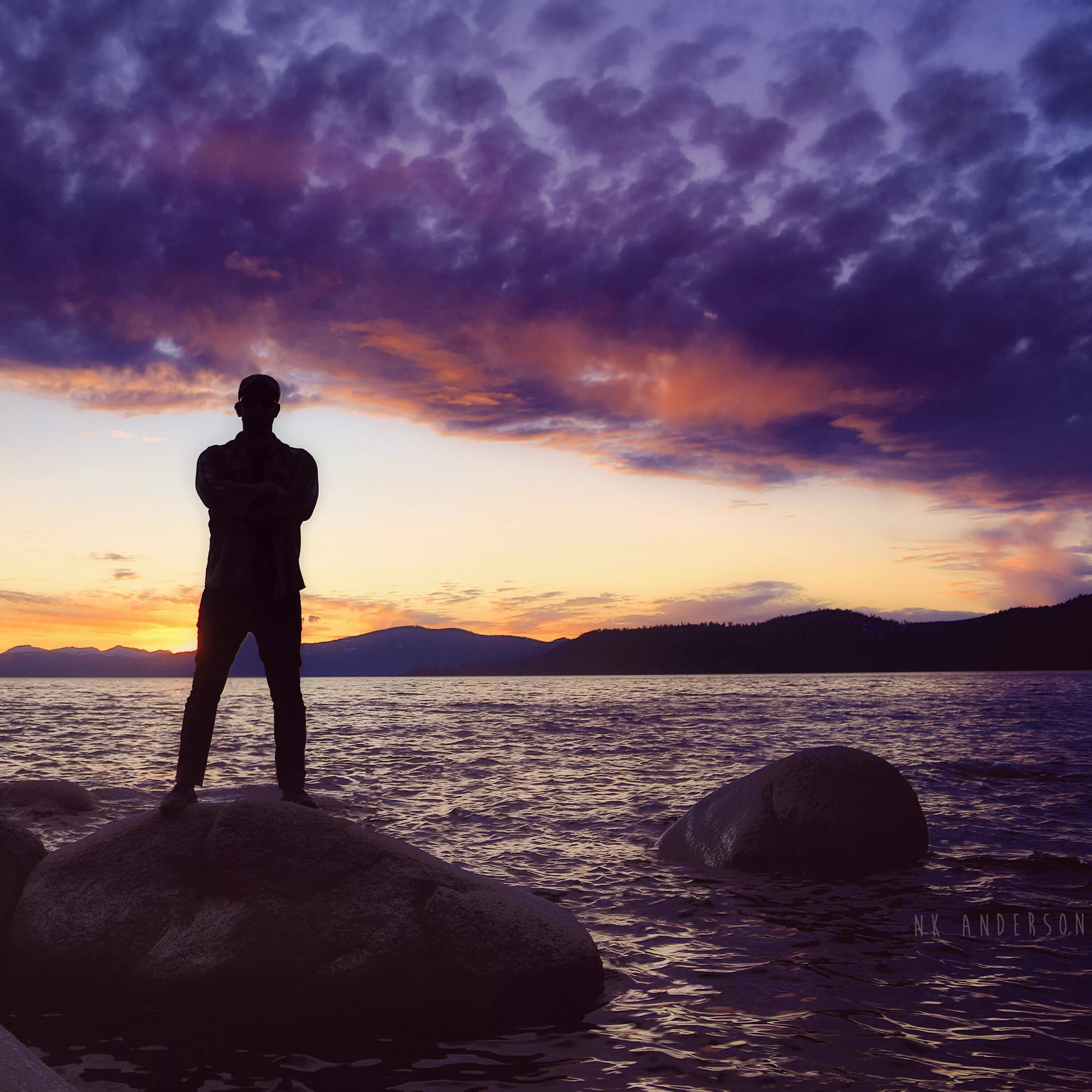 Человек на горизонте. Парень на закате. Красивый силуэт мужчины. Парень на закате. Парень на закате.