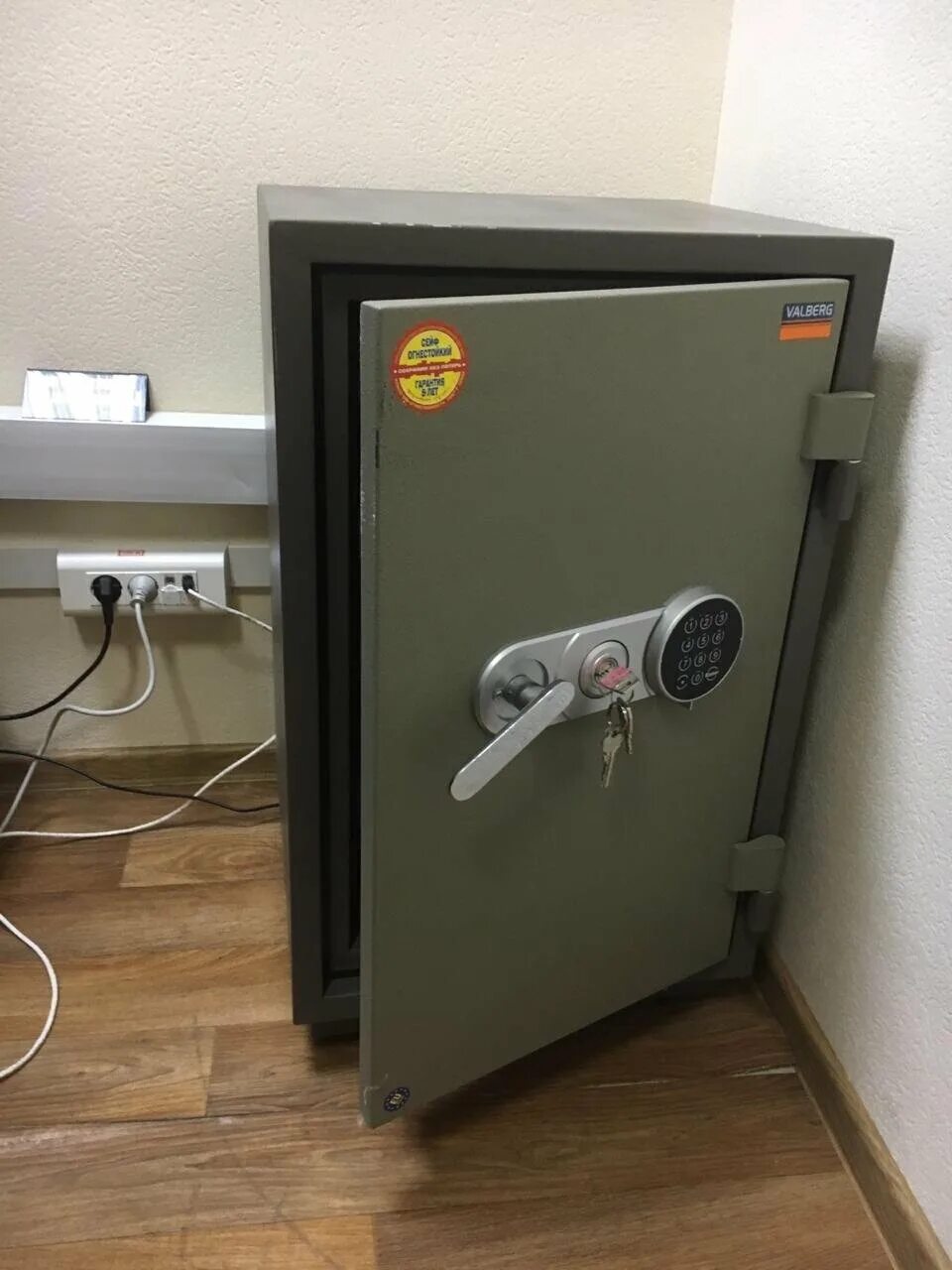 ремонт сейфов. сейфовая дверь с кодовым замком. сейф chubb. сейф в гостинице. сейф chatwood liverpool.