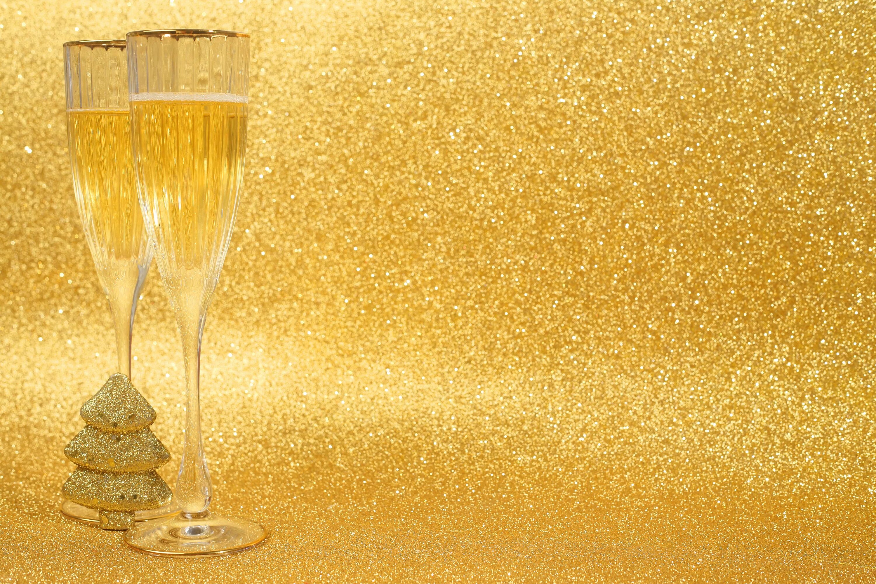Champagne gold. Золотое шампанское с блестками. Бокалы с золотыми блестками. Бокал с шампанским золотой. Фон золото блестки.