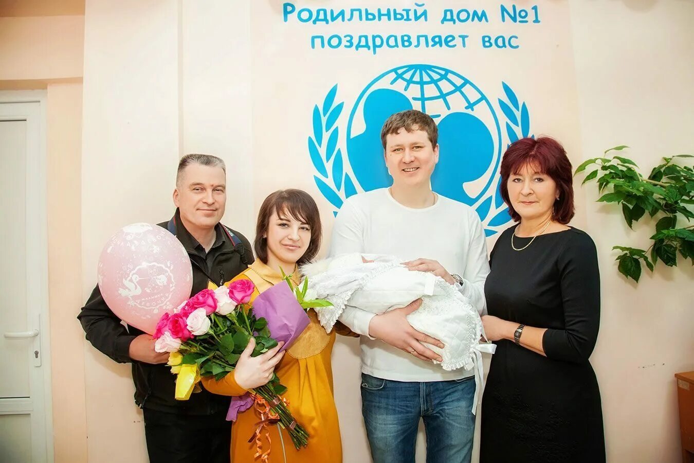 фотозона на выписку из роддома. выписка из роддома кукол. аниматор мишка на выписку из роддома. ростовые куклы на выписку из роддома. аниматоры на выписку из роддома.