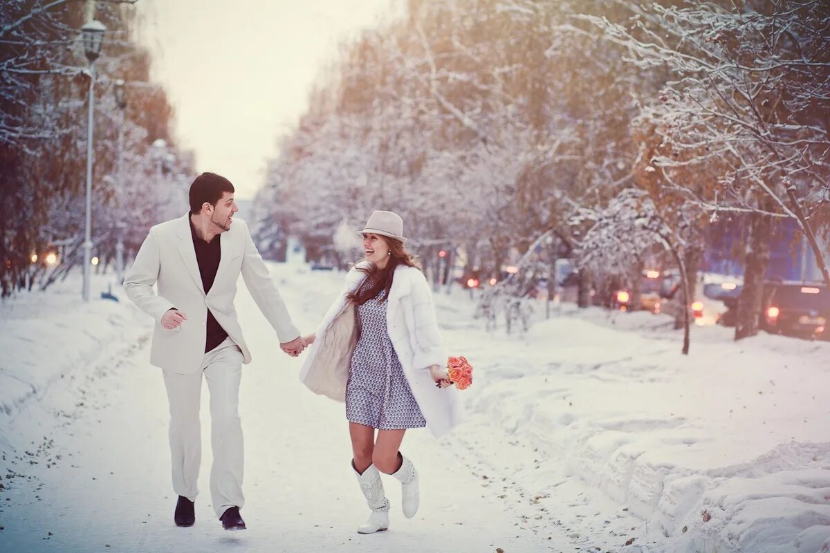 Любовь зимой в платье белом. Влюбленные в снегу. Романтика зимой. Фотокто зимняя романтика. Фото рабочего стола зима и любовь.