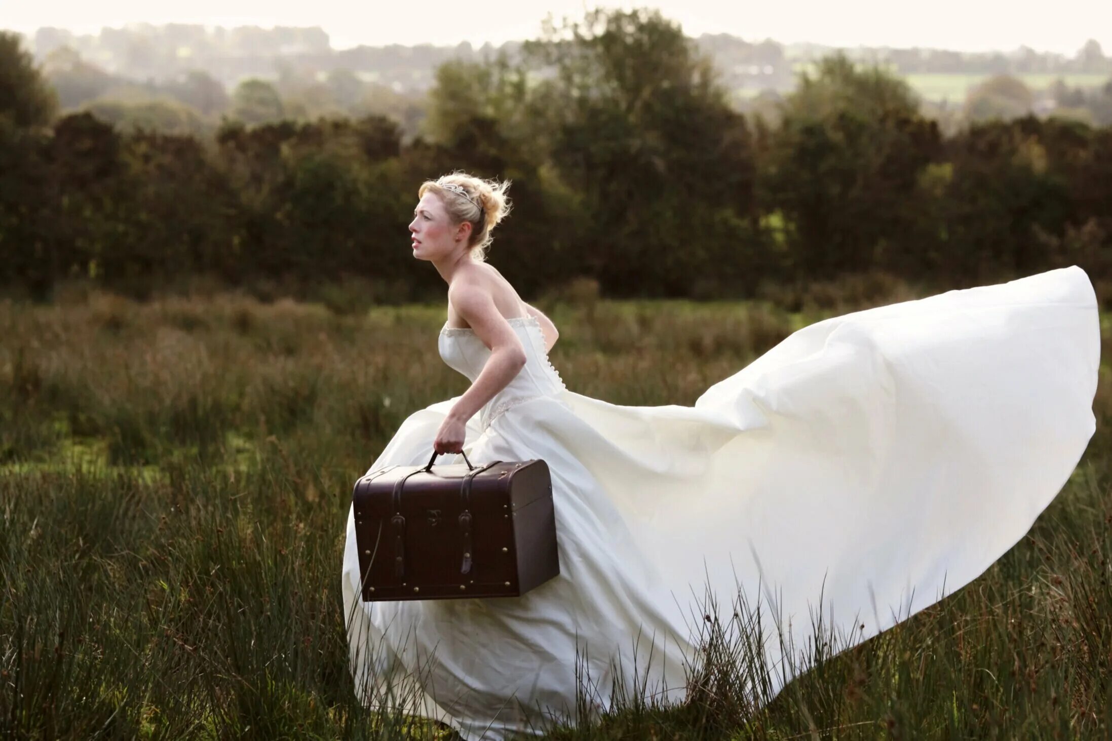 Сбежала со своей брачной. Невеста идет к жениху. Свадьба фото. Сбежал со свадьбы. Молодожены.