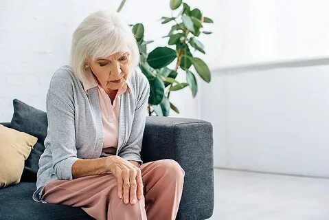 Женщина сидит 50 лет