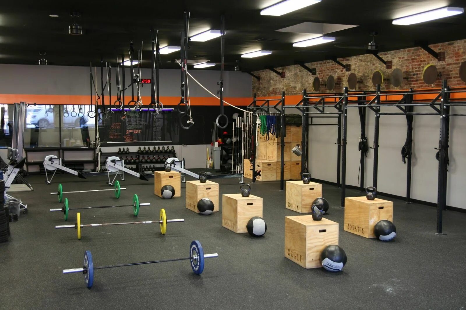 Стойка кроссфит tgr s wf 01. Зал для кроссфита. Кроссфит-клуб союз sport в перово. Спортзал в гараже. Стены в кроссфит зале.