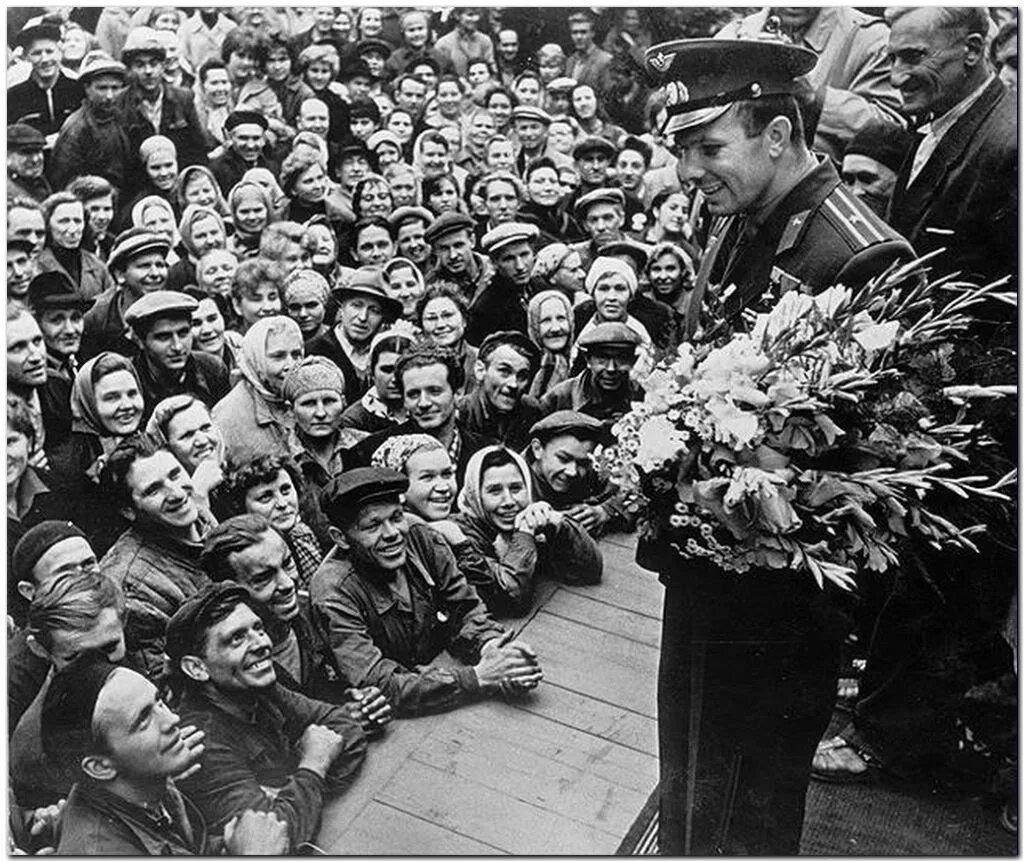 14 апреля 1961 года. Встреча Юрия Гагарина после полета в космос. Люди празднуют полет Юрия Гагарина. Гагарин на красной площади 1961.