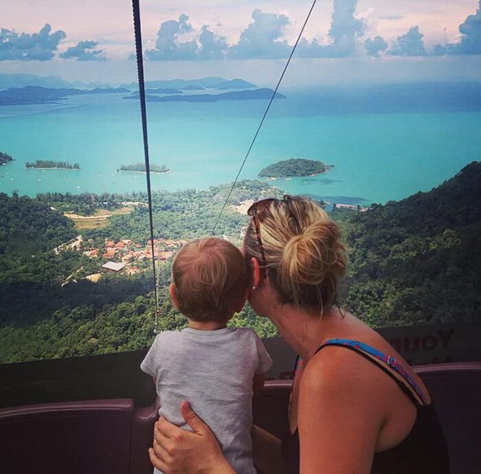 маленькие путешественницы. маленькие путешественницы. маленькая девочка с чемоданом. маленькая путешественница. путешествие с детьми.