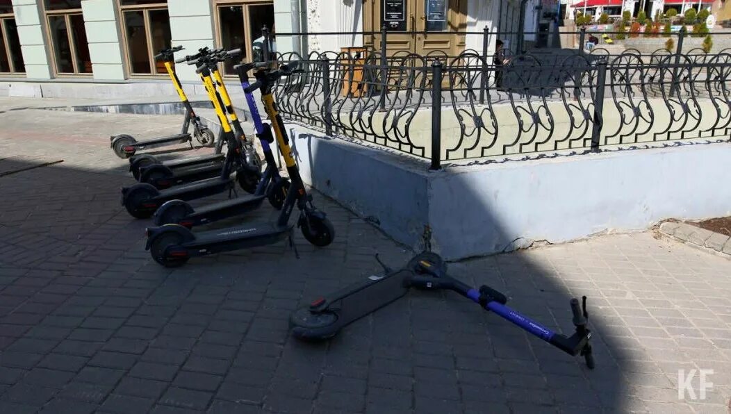 Стоянка электросамокатов. Парковка для самокатов. Парковка для самокатов в Казани. Электросамокаты на улице. Самокат кому принадлежит