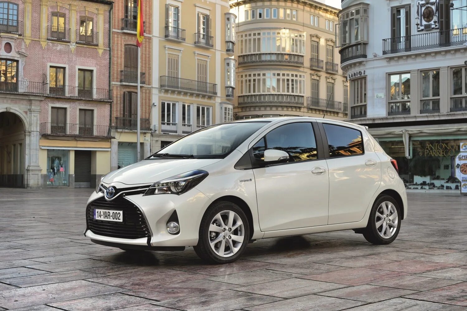 Тойота Ярис 2015. Toyota Yaris Hybrid 2015. Toyota Yaris 2014. Тойота Ярис хэтчбек 2014. Витц 2014 года