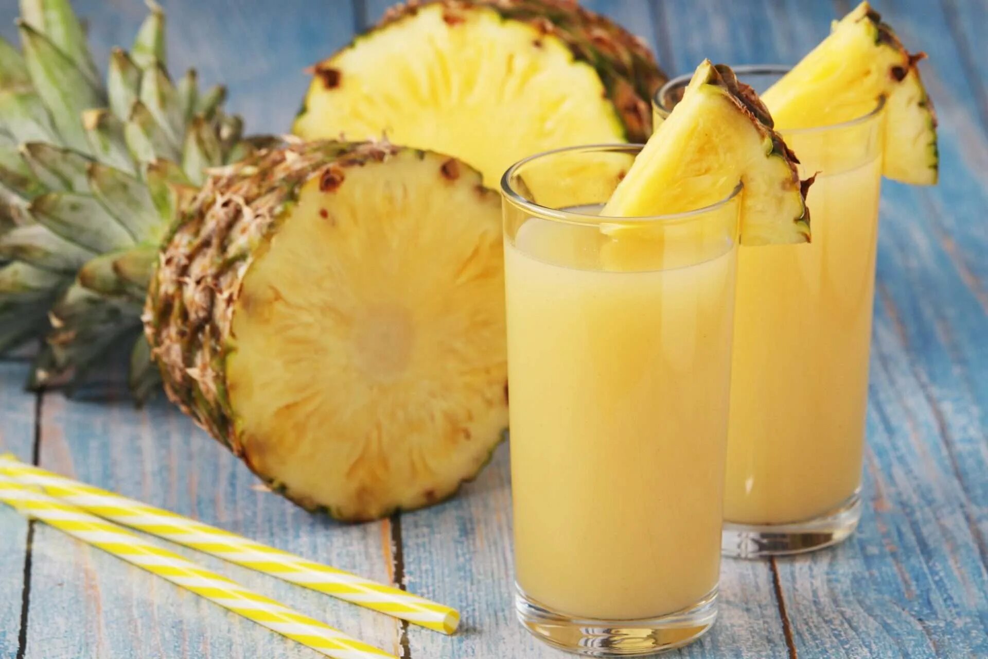 Зачем мужчины пьют ананасовый. Ананасовый сок. Коктейль в ананасе. Коктейль с ананасовым соком. Мякоть ананаса сок.