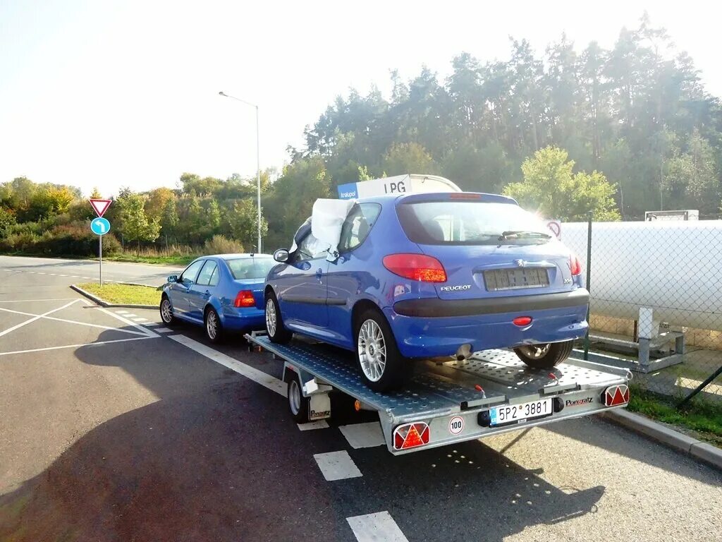 Лафет для авто. Транспортировка автомобиля. Лафет для перевозки автомобилей. Прицеп лафет для легкового автомобиля.