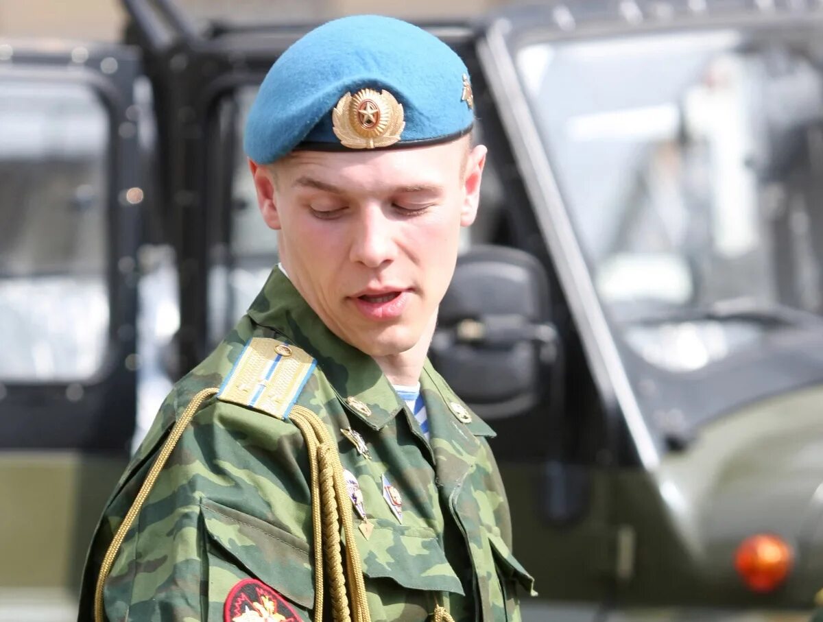 Мужчина вс. Красивые мужчины в военной форме. Мужчина вс. Полевая форма вдв 2022. Парни в военной форме.