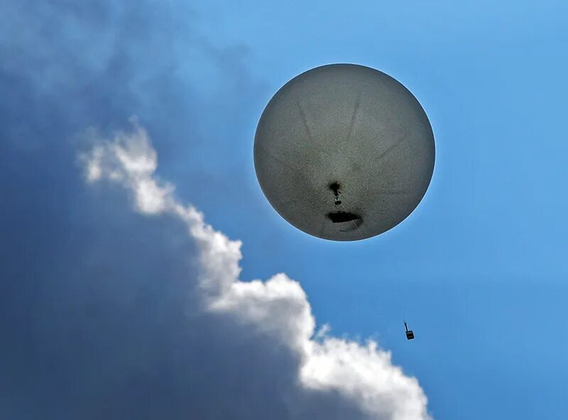 Сбили воздушный шар. НЛО. Неопознанный летающий объект. Летающая тарелка. НЛО В небе.