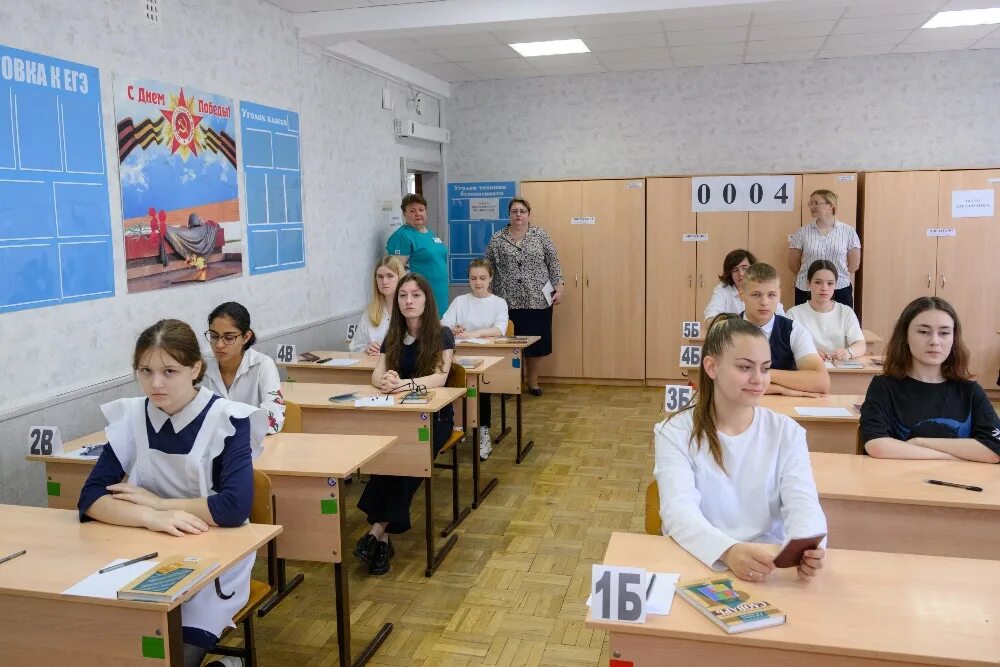 В каких школах сдают огэ в 2025. Школьники 9 класс. ученицы 9 класса. огэ в школе. экзамены в 9 классе.