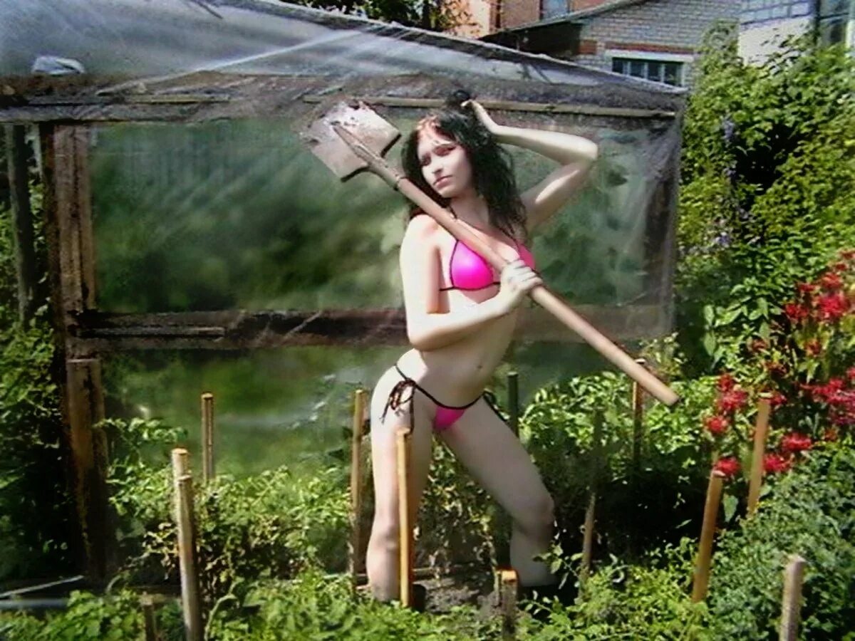 Девчонки на даче. Женщина на даче. Девушка в огороде в купальнике.
