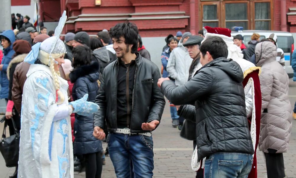 Таджики в санкт петербурге. Приезжие в Москве. Чурки на красной площади. Мигранты в Москве. Красная площадь новый год мигранты.