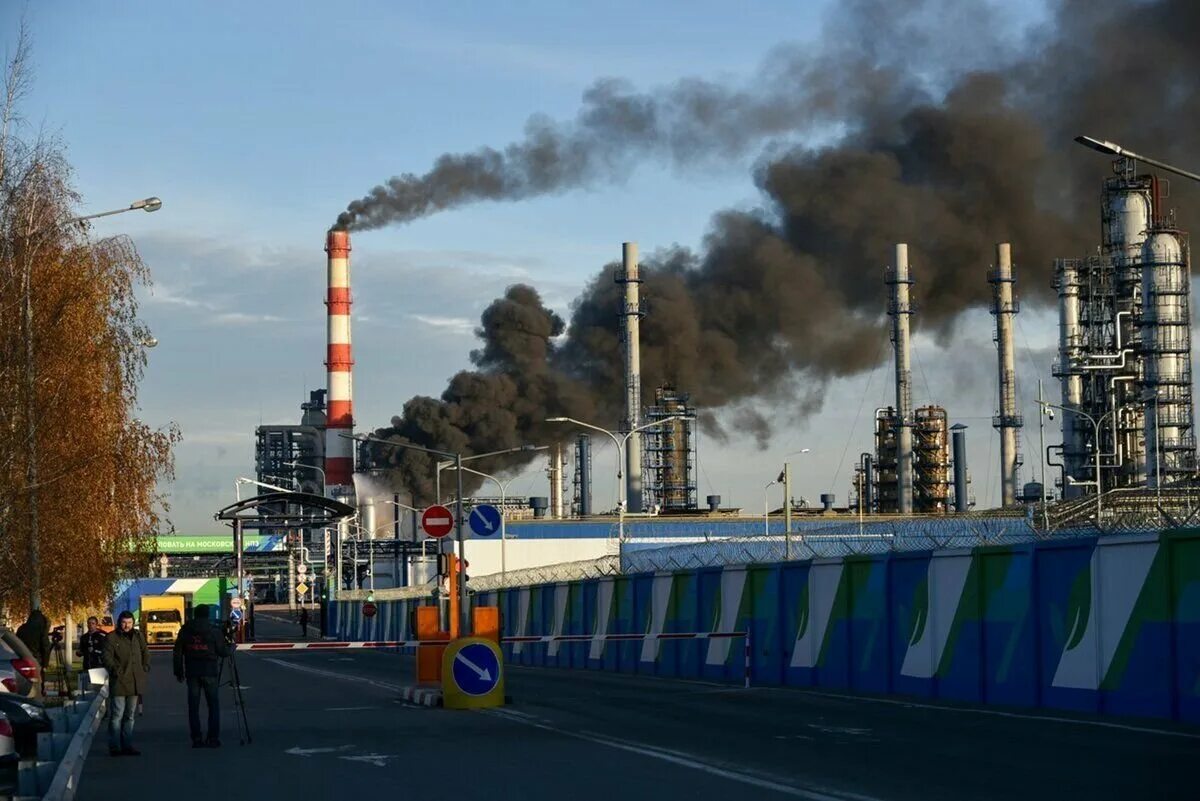 Нпз в капотне выбросы. Капотня газовый факел. Факел нпз. Капотня завод мнпз. Факел нпз.