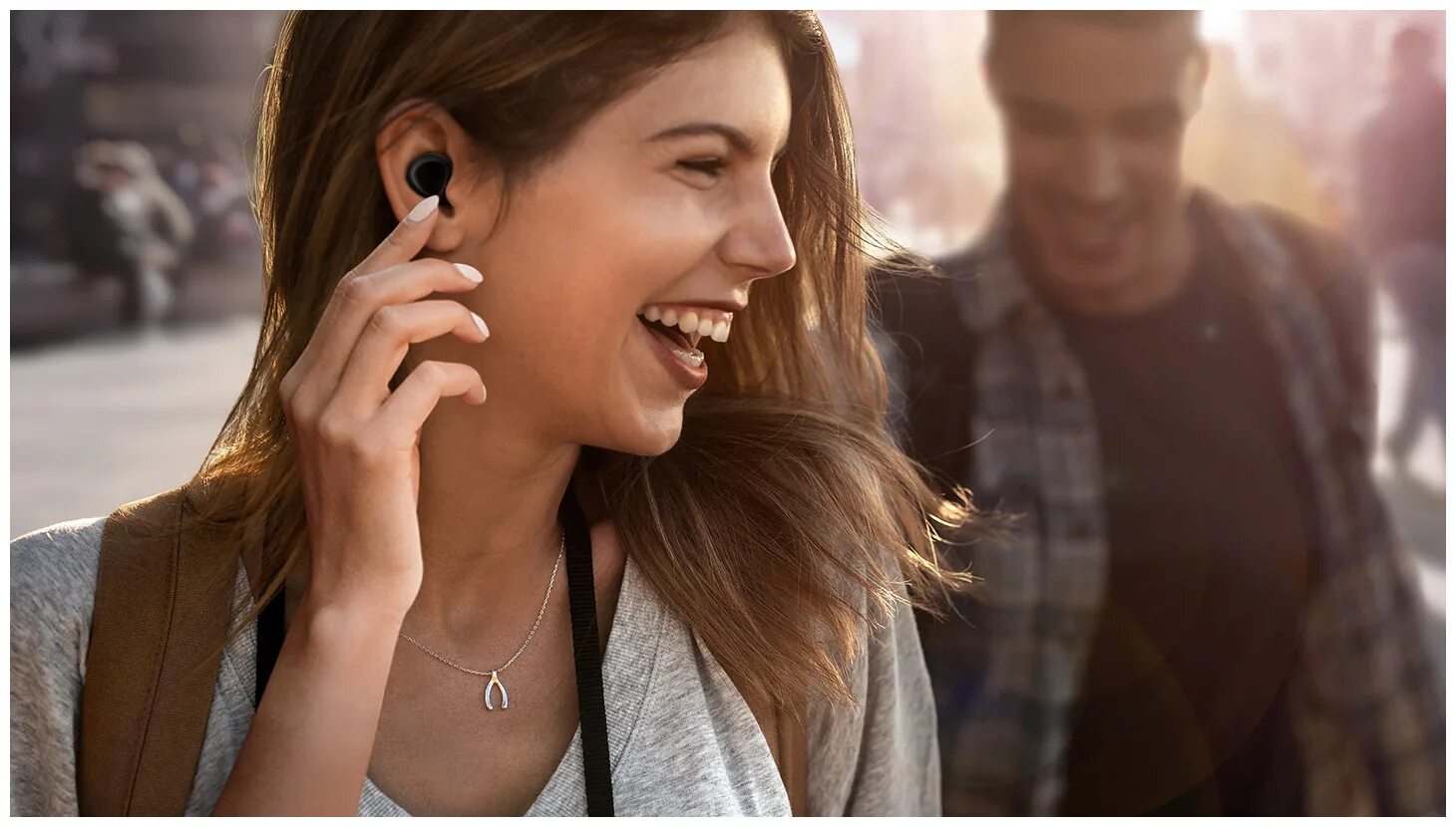 беспроводные наушники девушка. нашел беспроводные наушники на улице. наушники для девушек. беспроводные наушники в ухе. беспроводные наушники девушка.
