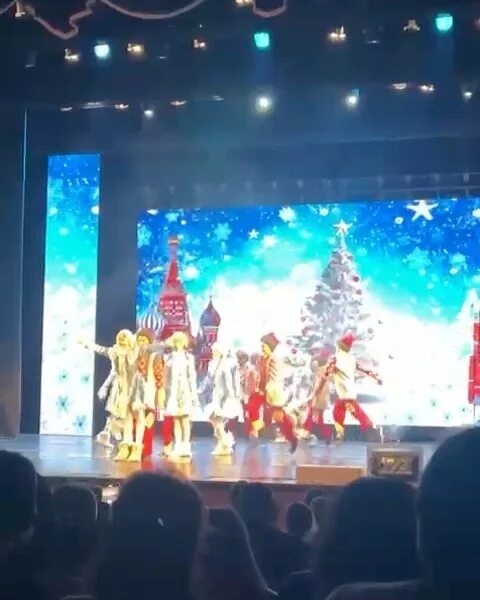 Новогоднее представление 2023. Дворец пионеров могилев новогоднее представление 2023. Дворец пионеров могилев новогоднее представление 2023. Вручение новый год. Дворец пионеров могилев новогоднее представление 2023.