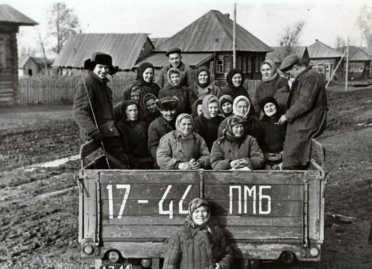 Колхоз посылать. Колхозы 1960. старый колхоз. советский колхозник. колхозники.